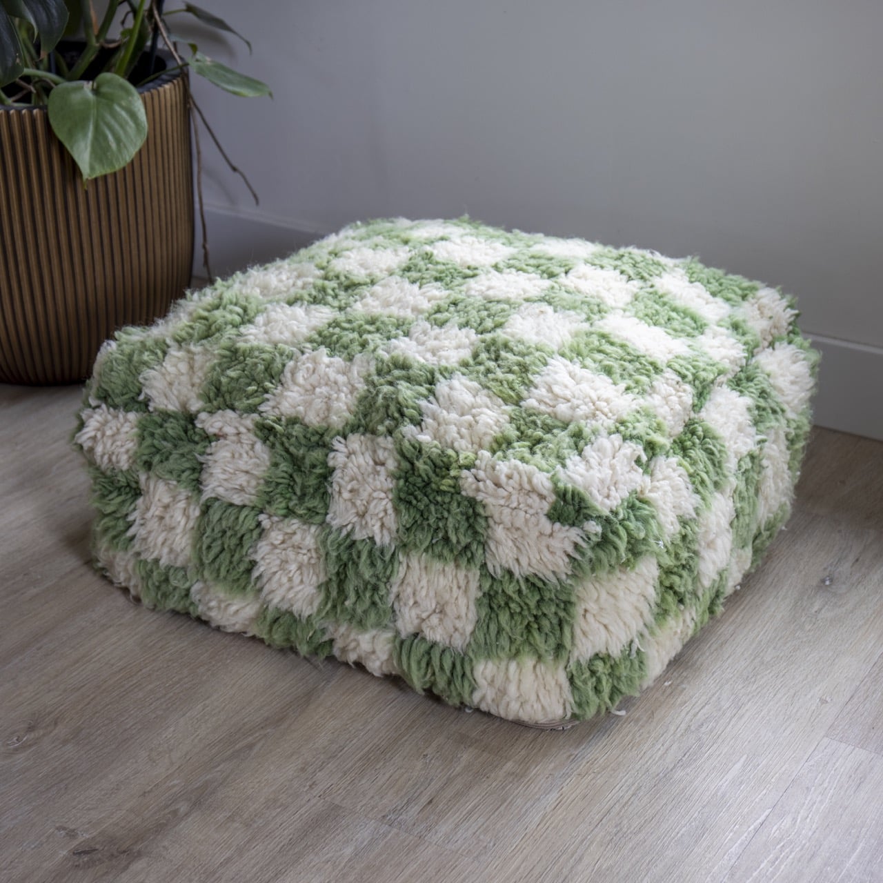 Poef groen wit in dammotief handgemaakt van wol