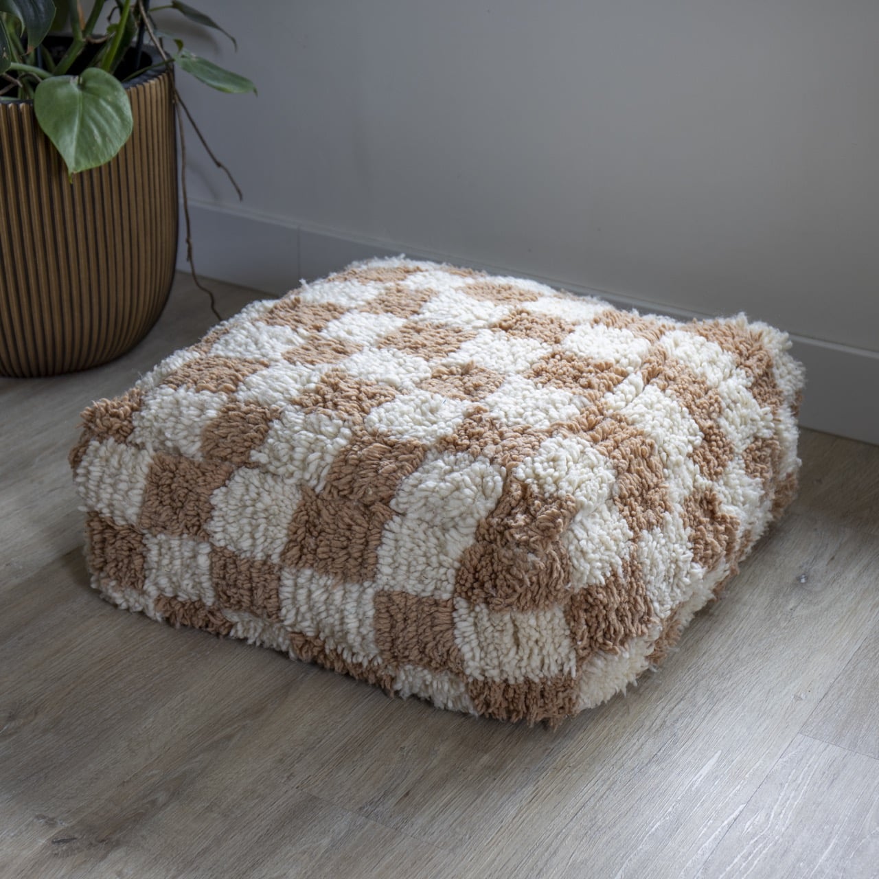 Poef beige wit in dammotief handgemaakt van wol