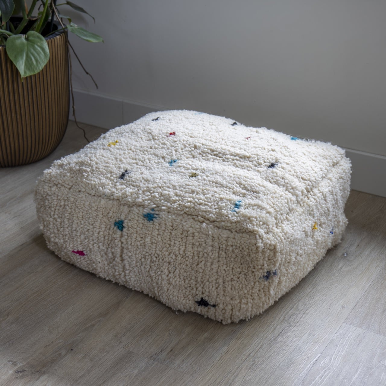 Witte Beni Ouarin poef met zwarte stippen, uit Marokko, afmetingen in cm 60x60x30