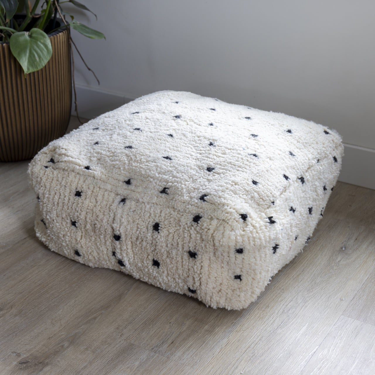 Poef met zwarte stippen handgemaakt van wol