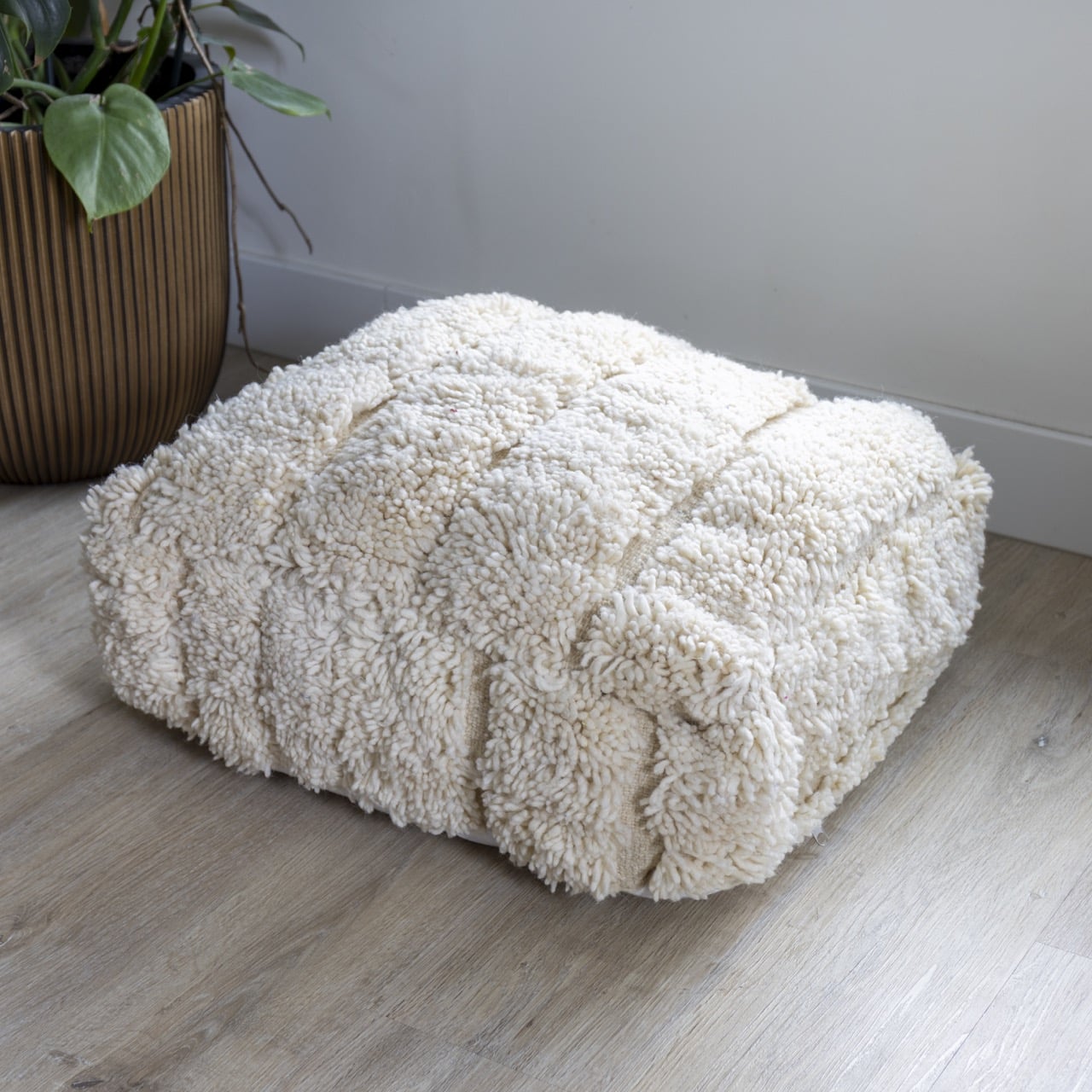 Poef minimalistisch wit handgemaakt van wol