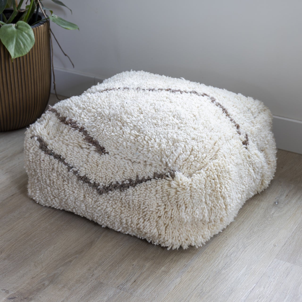 Poef met bruine lijnen handgemaakt van wol