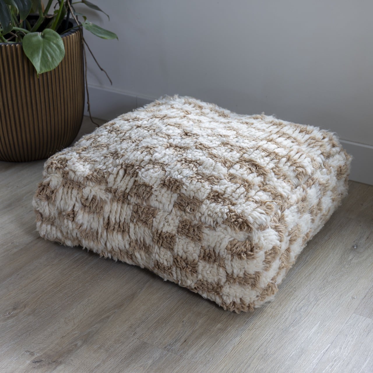 Poef bruin wit in dammotief handgemaakt van wol