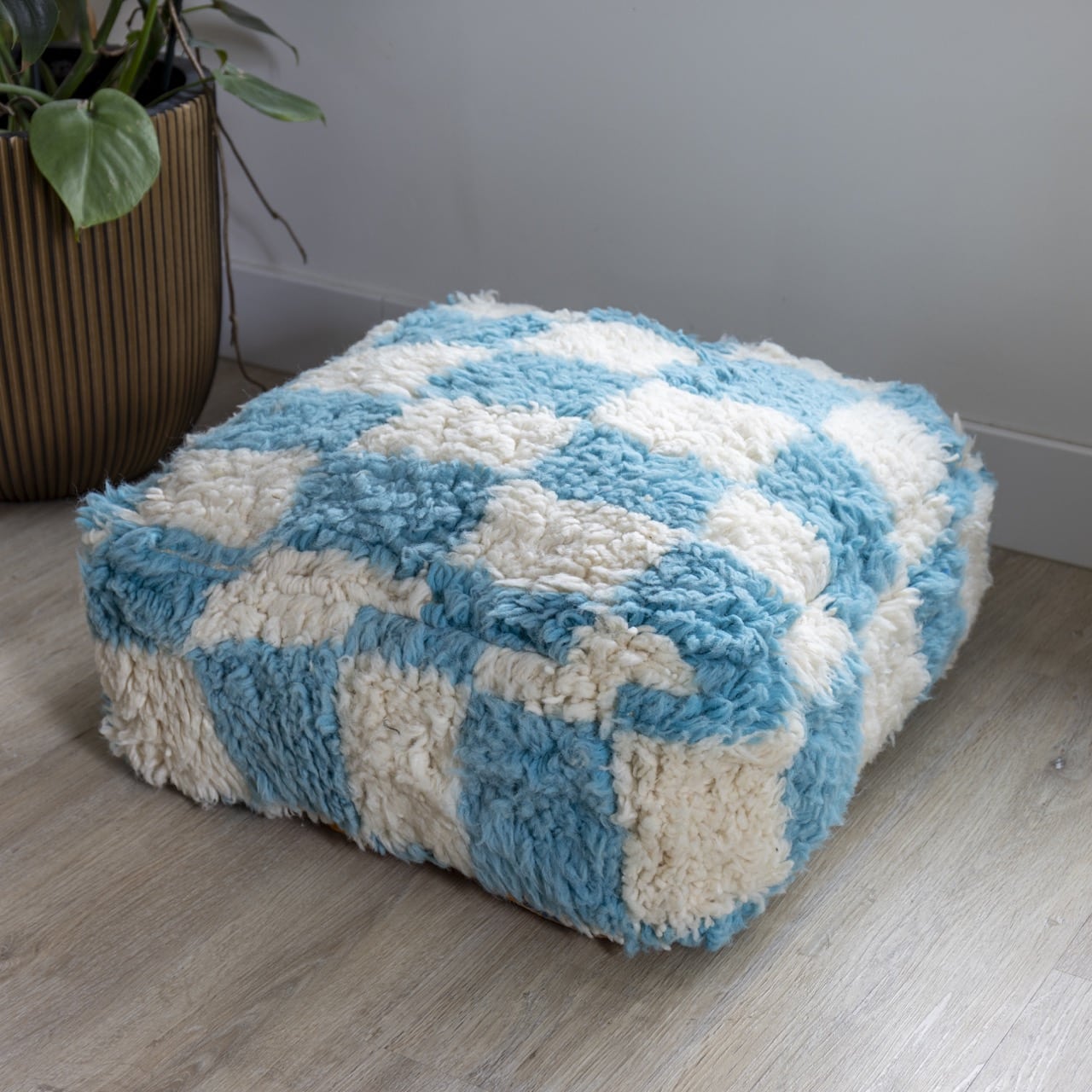 Poef zomerblauw wit in dammotief handgemaakt van wol