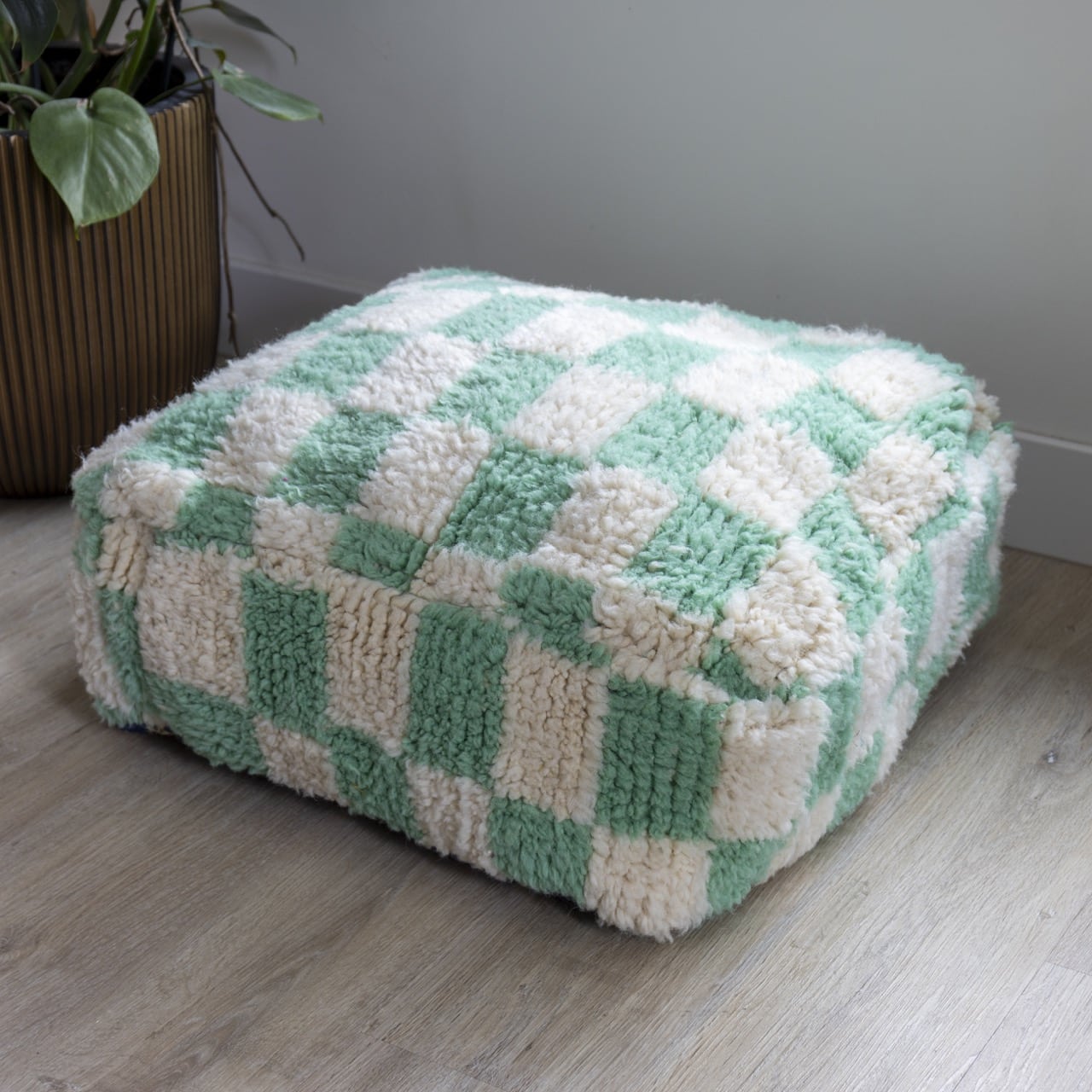 Poef turquoise wit in dammotief handgemaakt van wol