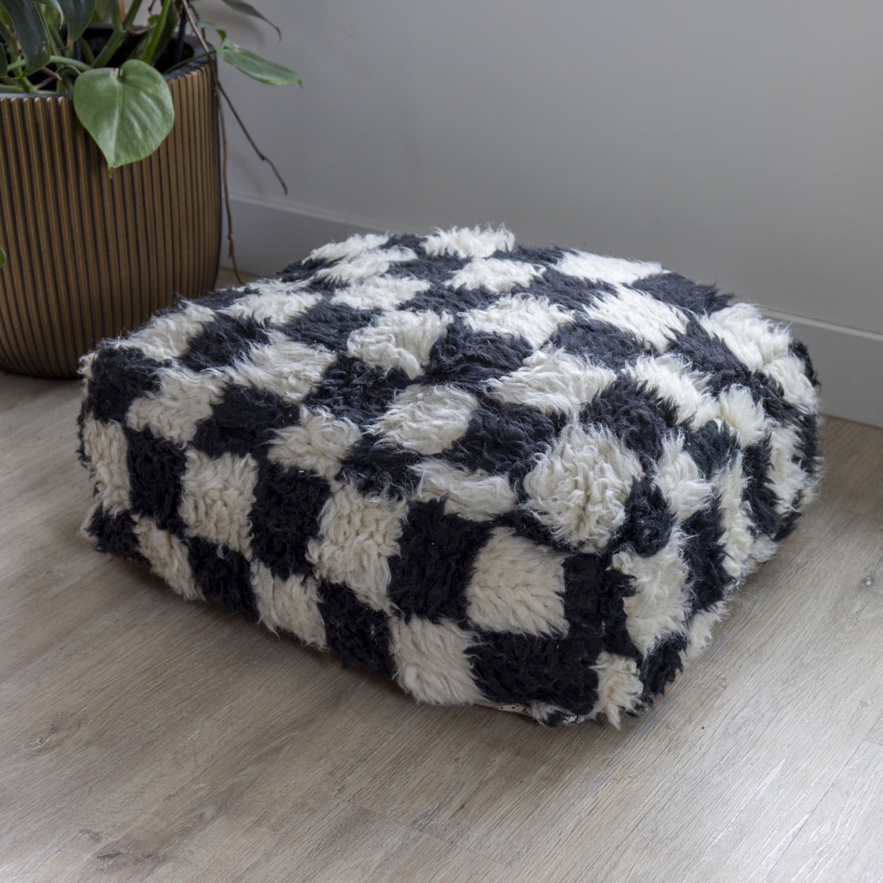 Poef zwart wit in dammotief handgemaakt van wol